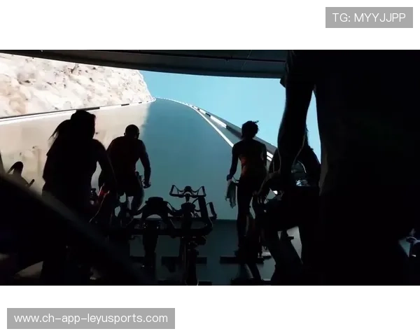 沉浸式骑行:动感单车配上巨幕,边骑边环游世界,骑动感单车的游戏 沉浸式骑行:动感单车配上巨幕,边骑边环游世界,骑动感单车的游戏